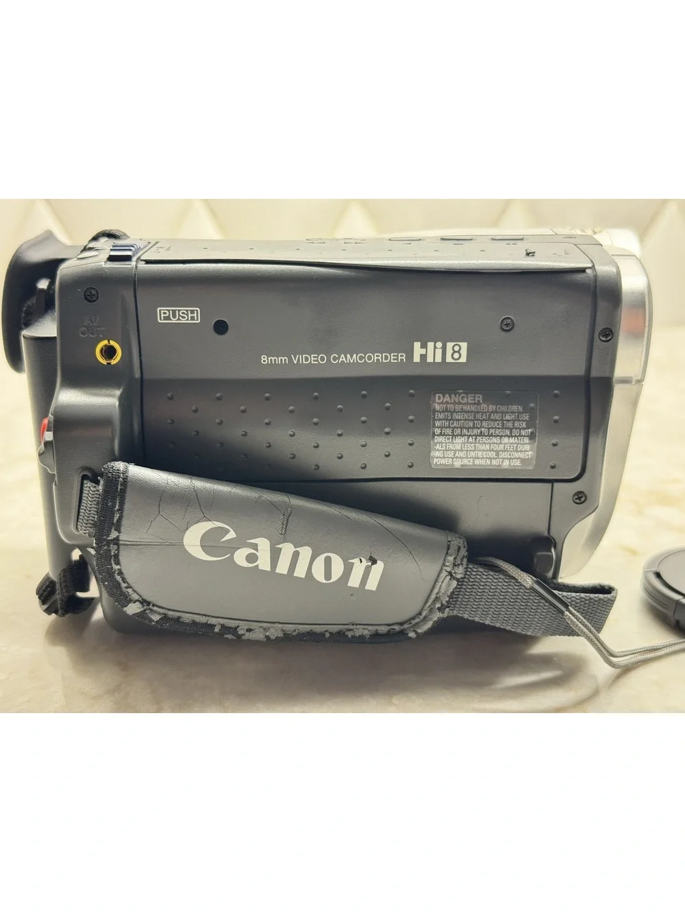 Canon ES8400V Hi8 8mm Video Camcorder w/ Bag, Charger, Manual - 22x Optical Zoom